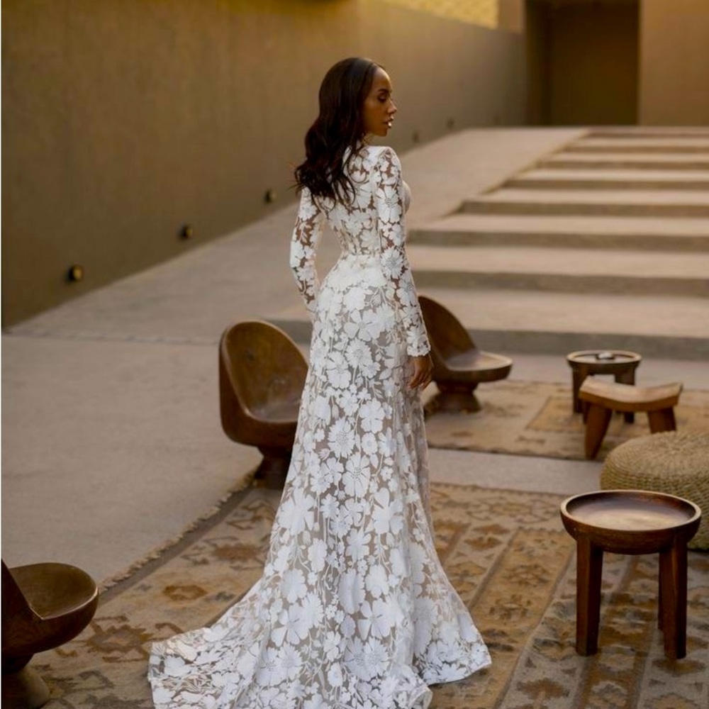 Satori - Floral appliqué Wedding Gown - Picture 3 of 7